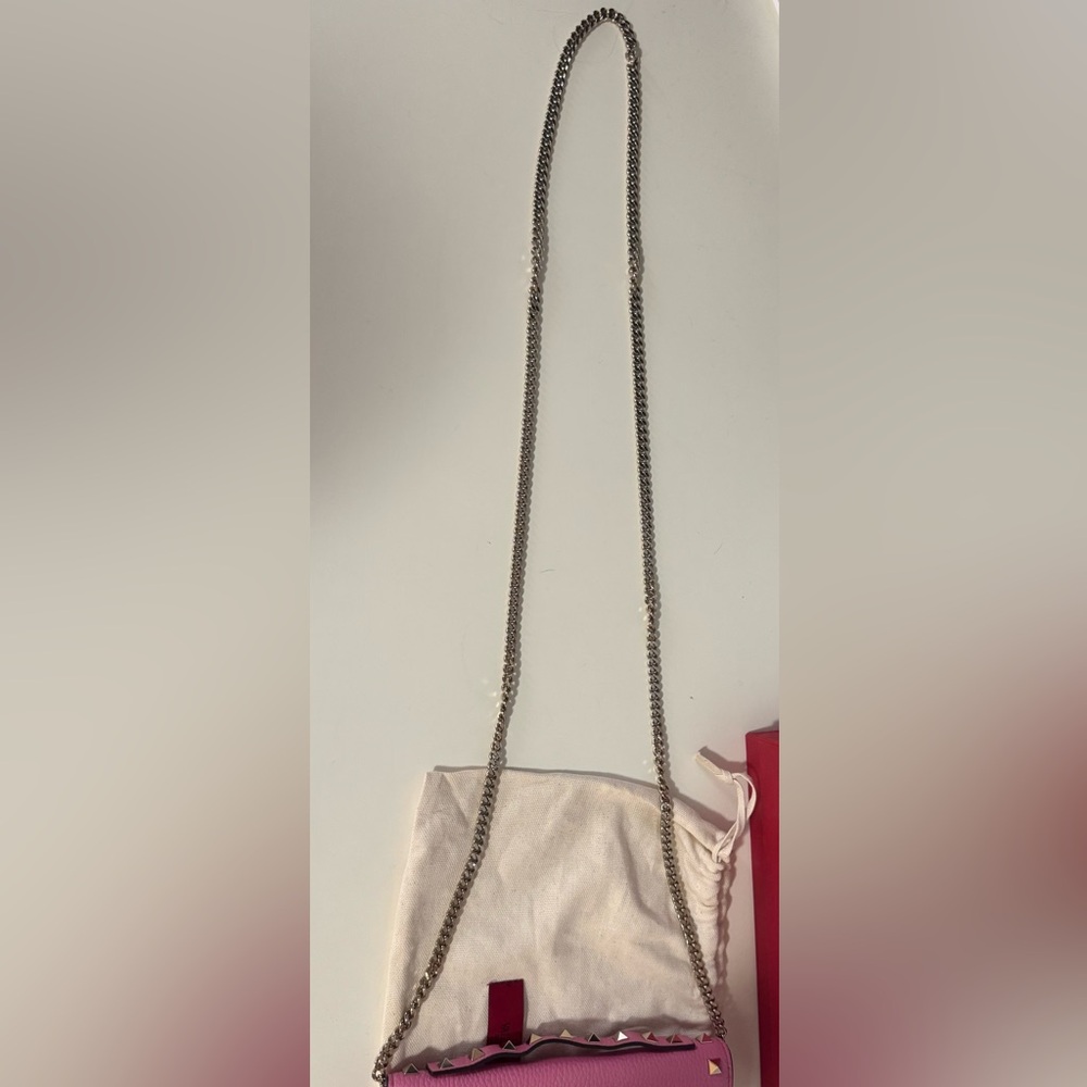 Valentino Rockstud clutch in pink, pale gold hardware, pebbled calf leather. - Picture 10 of 11